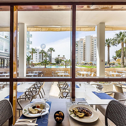 Comida con vistas a la piscina y al mar en Dorobe: Hotel San Fermin. Mesas para cenar al aire libre.