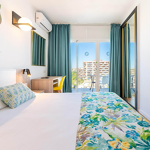 Habitación con Dorobe: Hotel San Fermin, aire acondicionado, balcón y espejo de cuerpo entero.