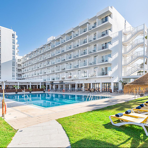 Dorobe: Hotel San Fermin: piscina y tumbonas con sombrilla en hotel vacacional, con edificios blancos y palmeras.