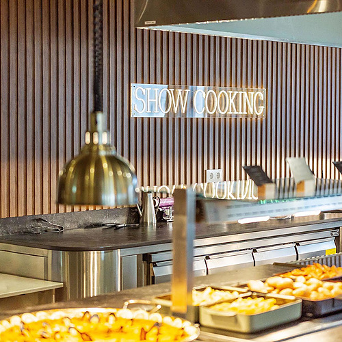 Cocina en vivo con letrero Dorobe: Hotel San Fermin en un hotel buffet.