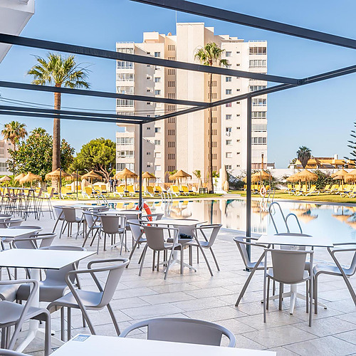 Terraza de hotel con piscina y tumbonas. Dorobe: Hotel San Fermin ideal para relajarse.