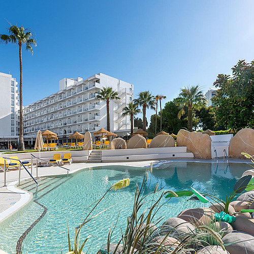 Piscina y resort con palmeras en días soleados Dorobe: Hotel San Fermin.