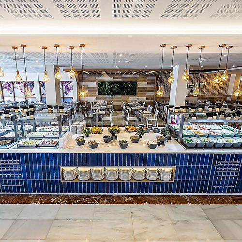 Buffet de ensaladas y platos, decoración de hotel con iluminación tenue Dorobe: Hotel San Fermin