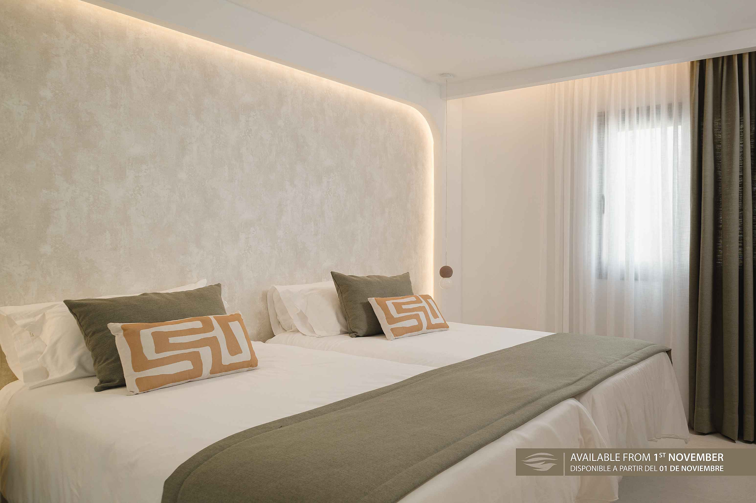 Cocina moderna con cafetera, tetera y planta: disponible a partir del 1 de noviembre. Sands Beach