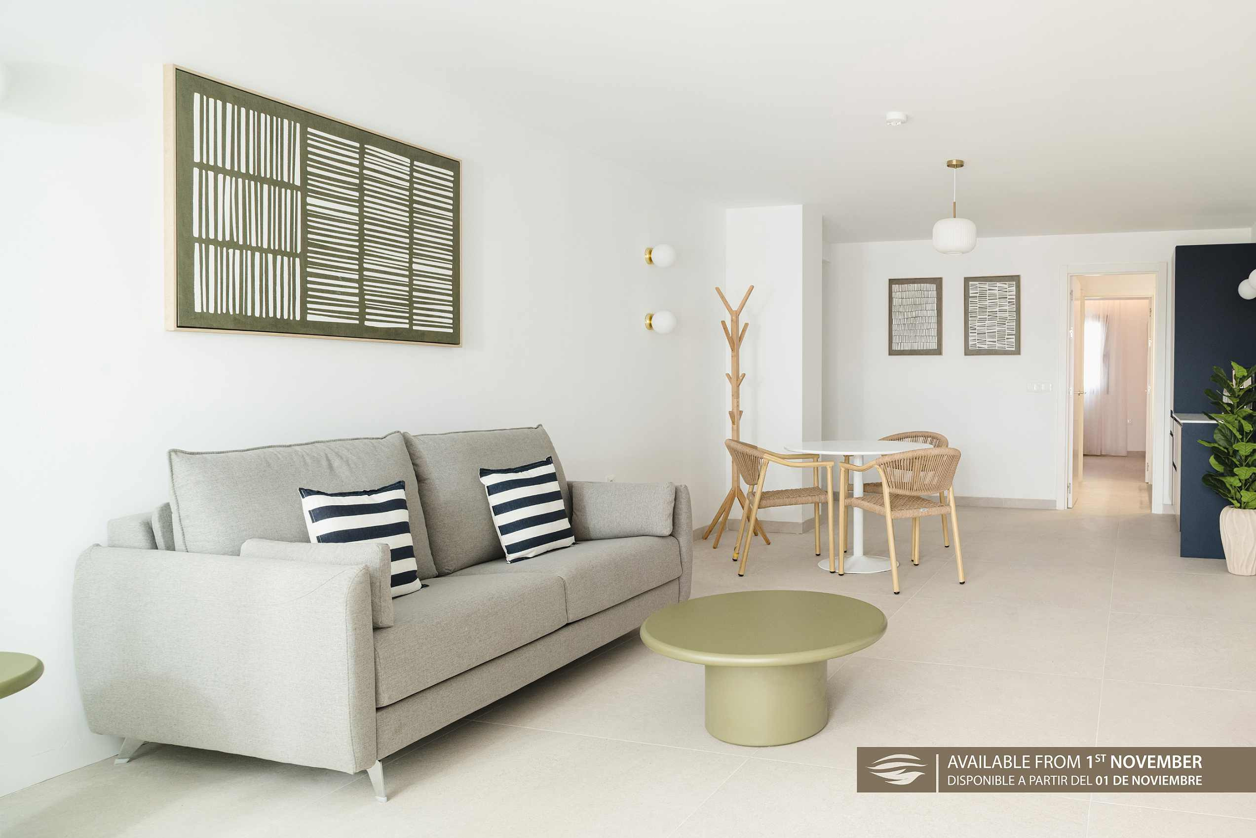 Armario moderno de madera clara con TV montada en la pared y cómoda, disponible para reservar. Sands Beach