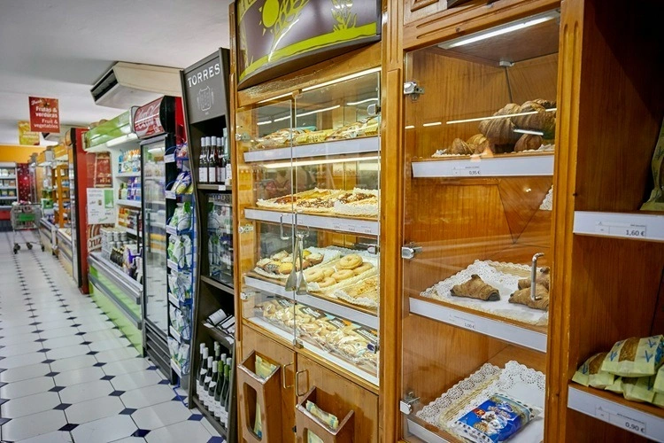 Supermercado con una gran selección de productos.