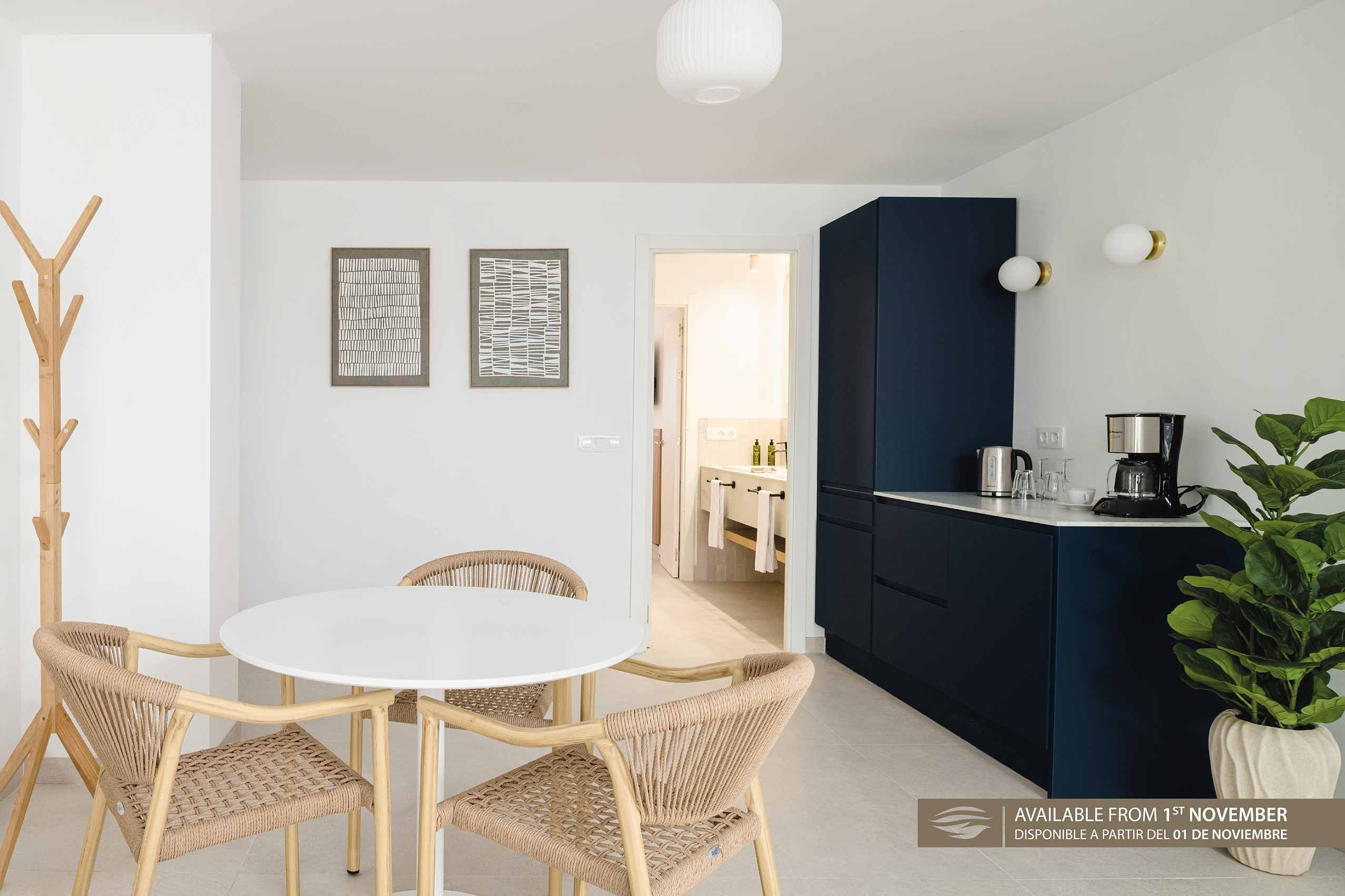 Sofá y mesas de centro en sala de estar moderna con obras de arte y decoración. Sands Beach