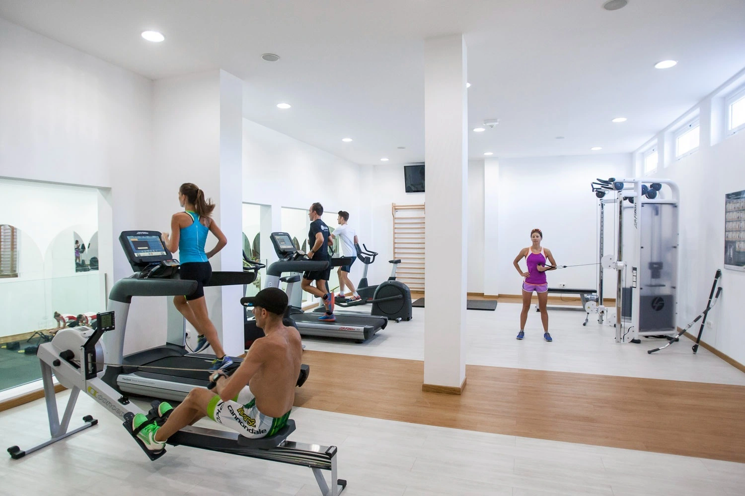 Gimnasio en Sands Beach con suelo de tatami, balones de ejercicio y espejos.