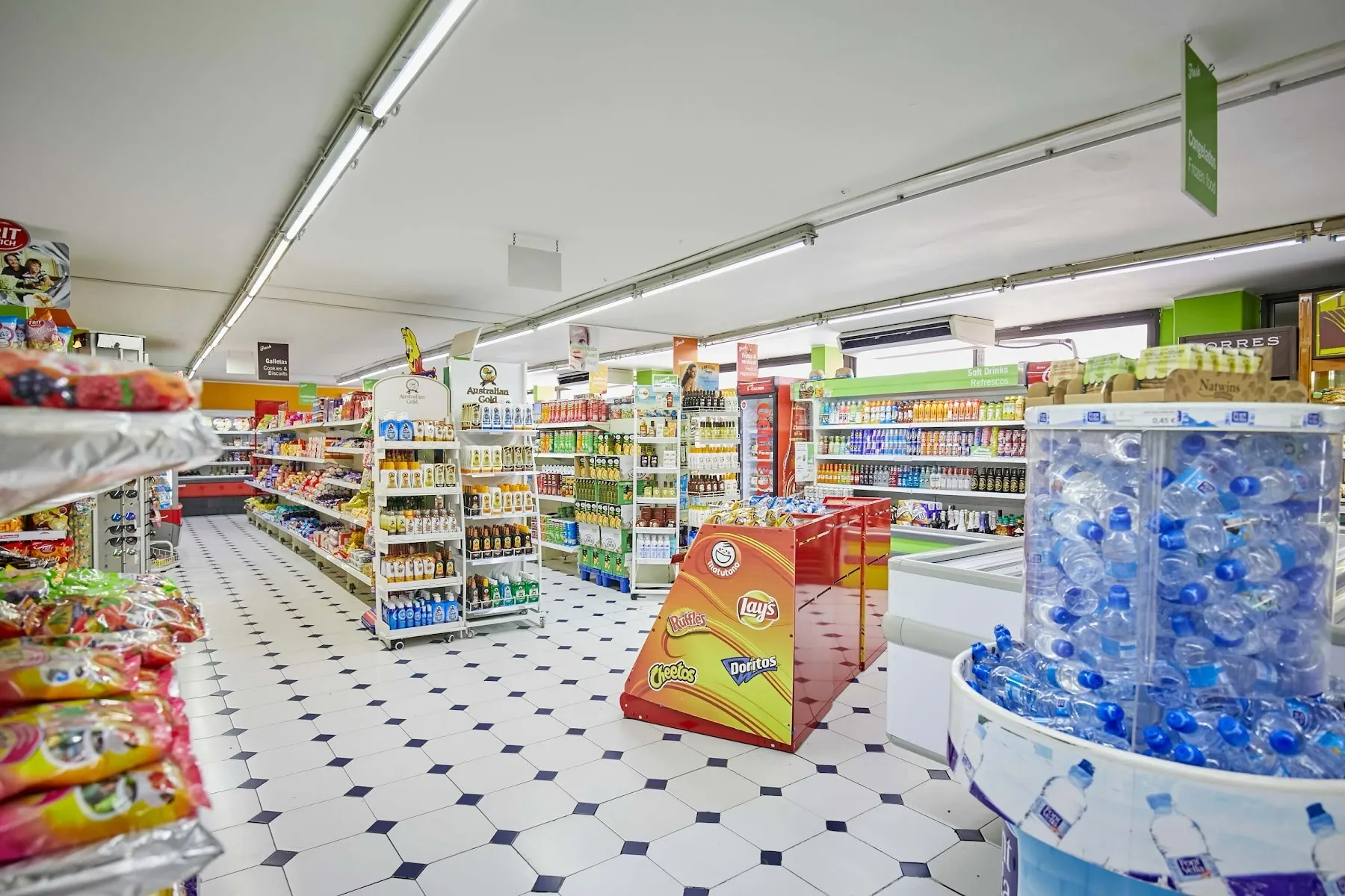 Supermercado con estanterías de productos y refrigeradores. Sands Beach Resort