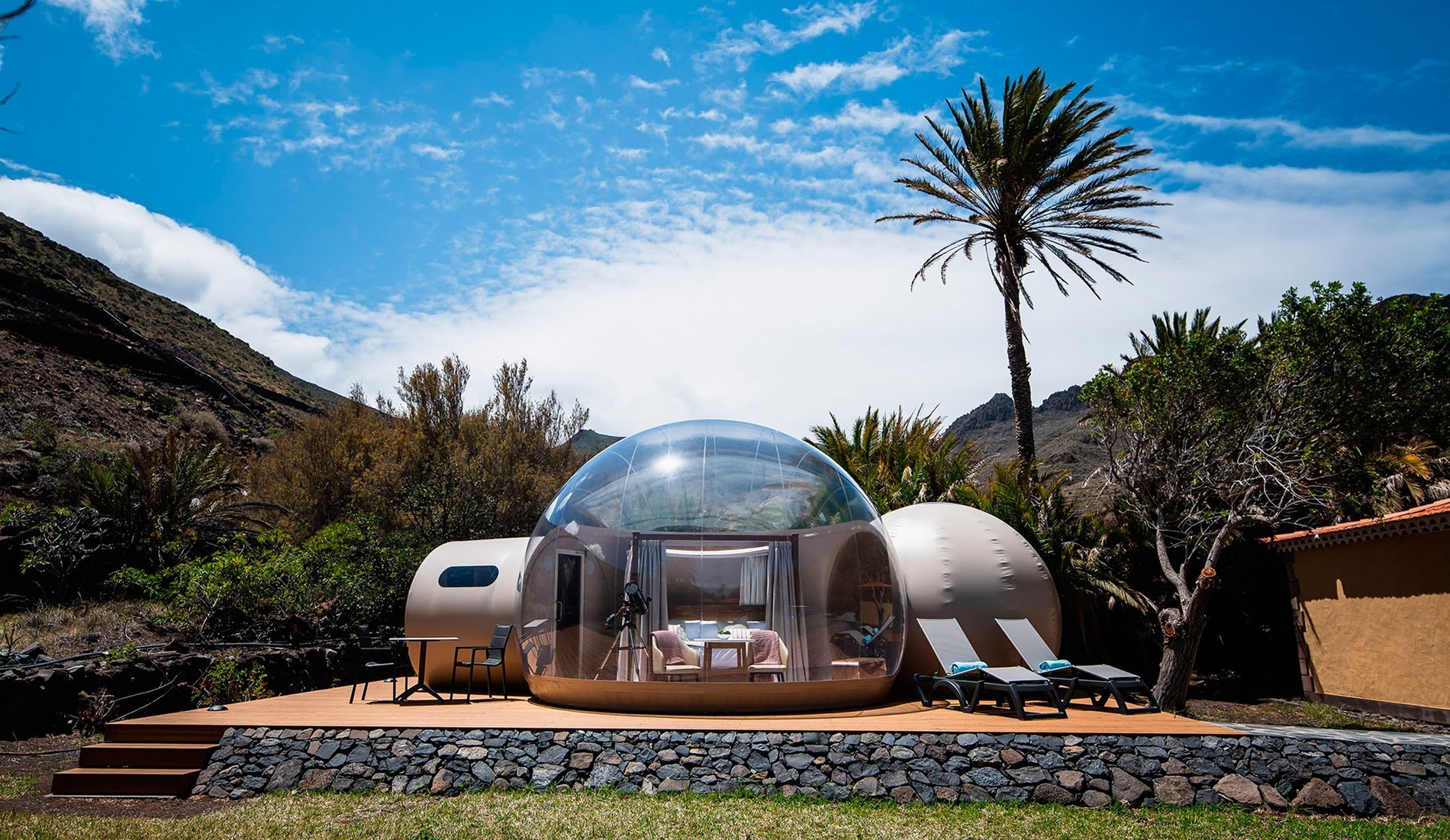 un hombre y una mujer nadan en una piscina