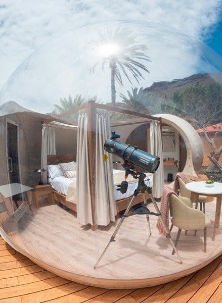 un hombre con una camisa blanca con la palabra aida en el pecho está sirviendo a una mujer con un sombrero de paja