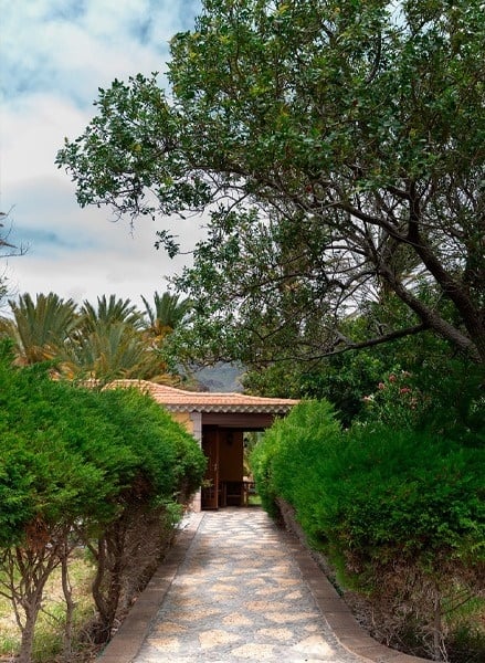 un restaurante llamado alfresco con muchas mesas y sillas