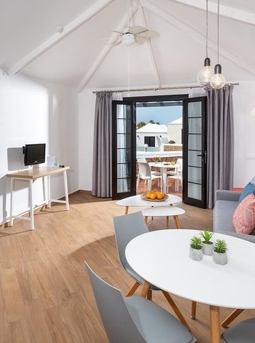 un restaurante llamado alfresco con muchas mesas y sillas