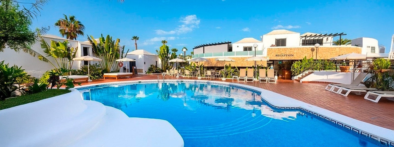 ein Strohhut und Sonnenbrille sitzen auf dem Armaturenbrett eines Autos