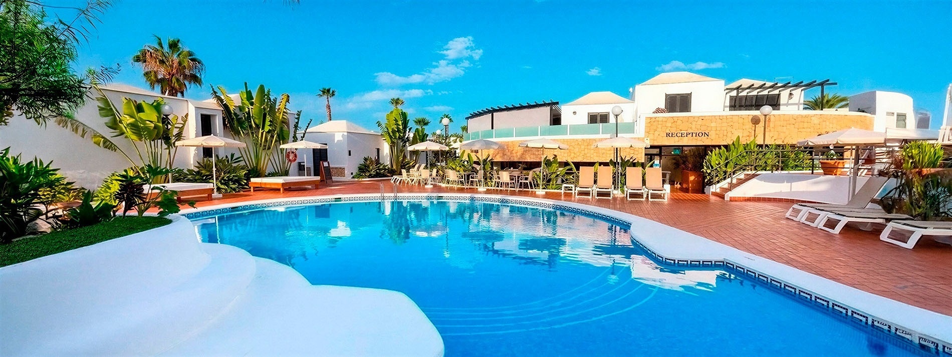 ein Strohhut und Sonnenbrille sitzen auf dem Armaturenbrett eines Autos