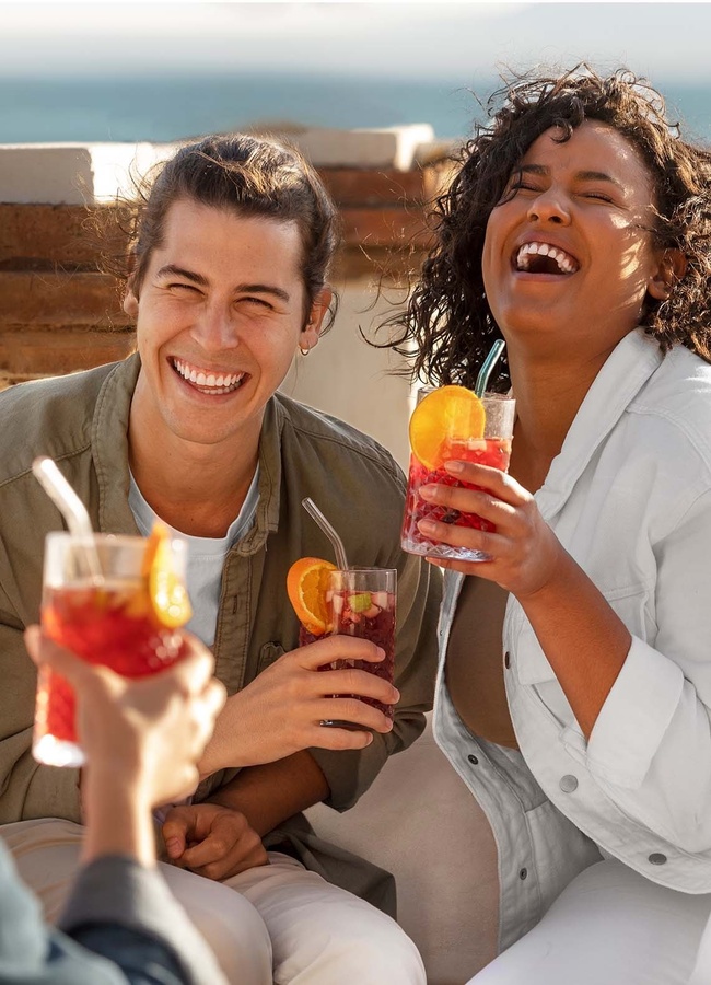un chef prepara comida en un restaurante con mesas y sillas