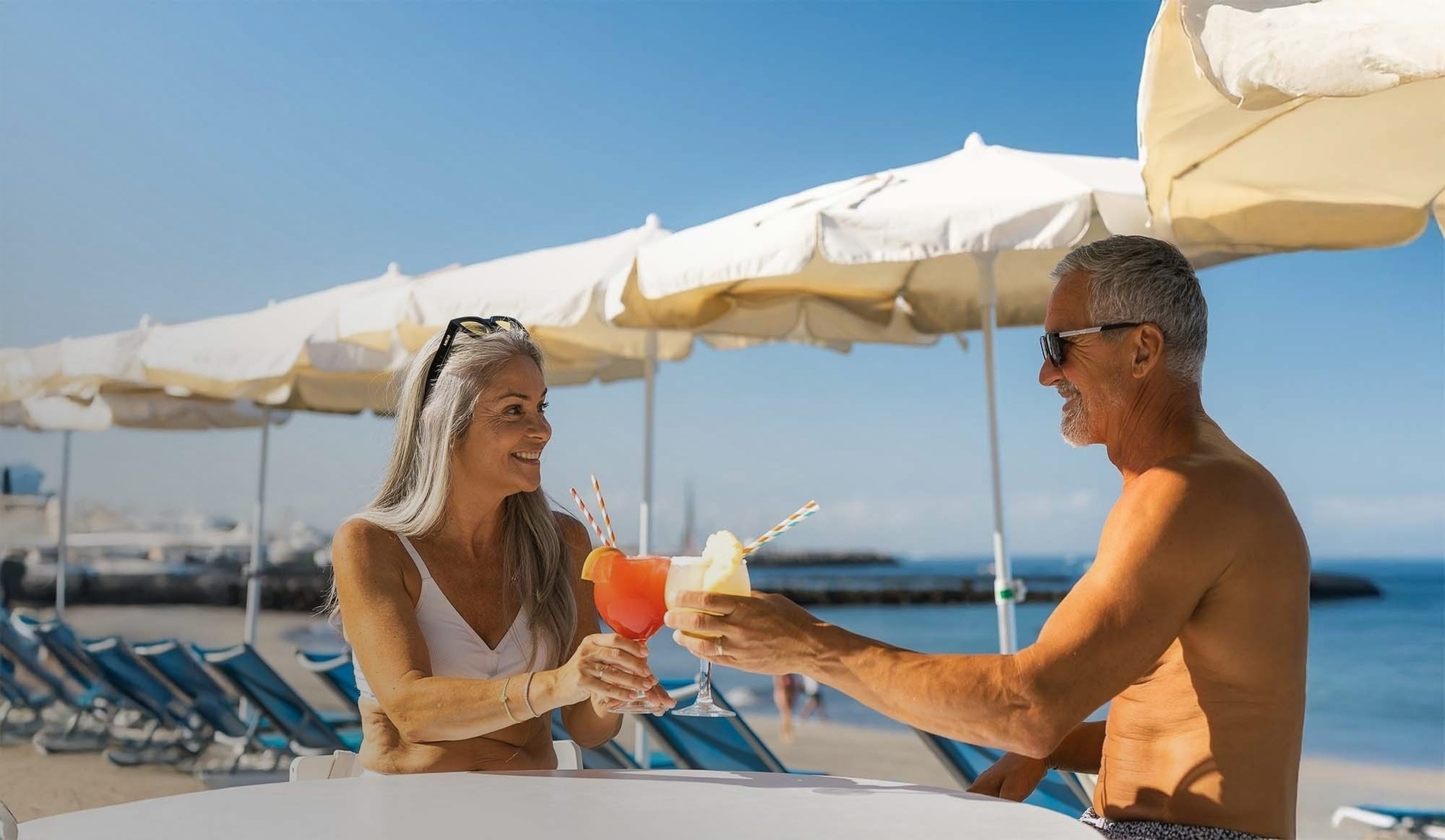 un hombre y una mujer nadan en una piscina