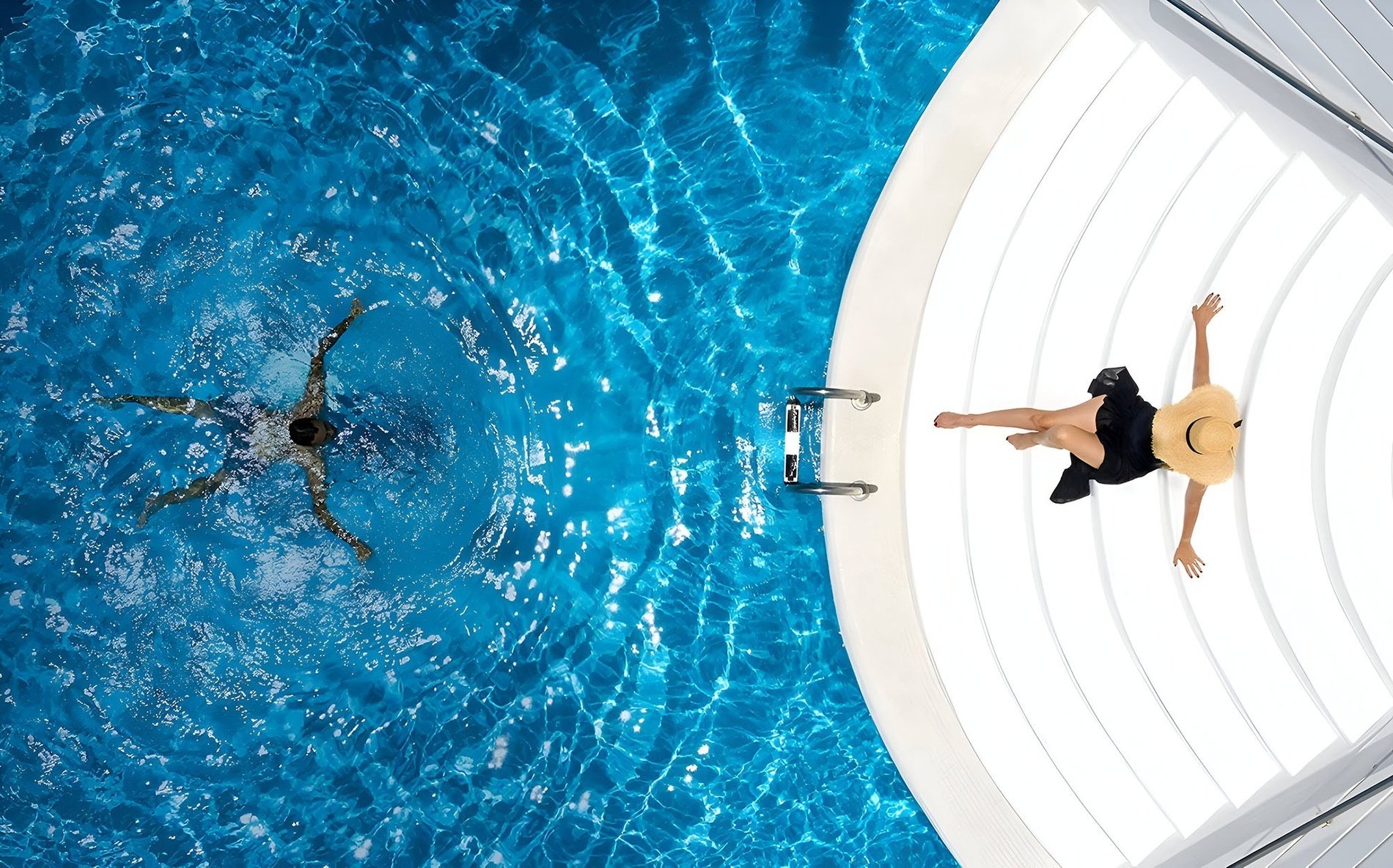 ein Mann und eine Frau schwimmen in einem Pool