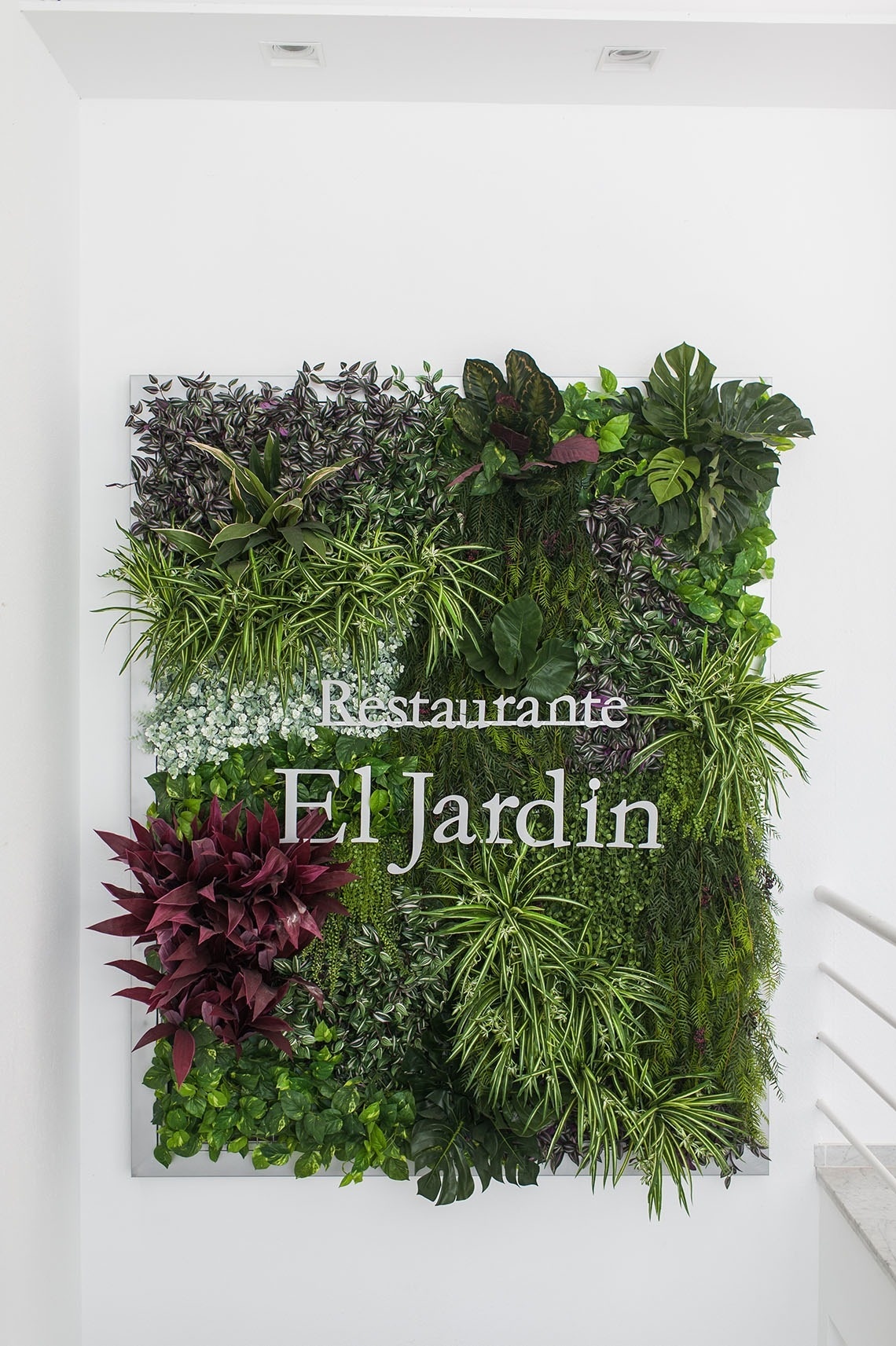 a sign that says restaurante el jardin on it