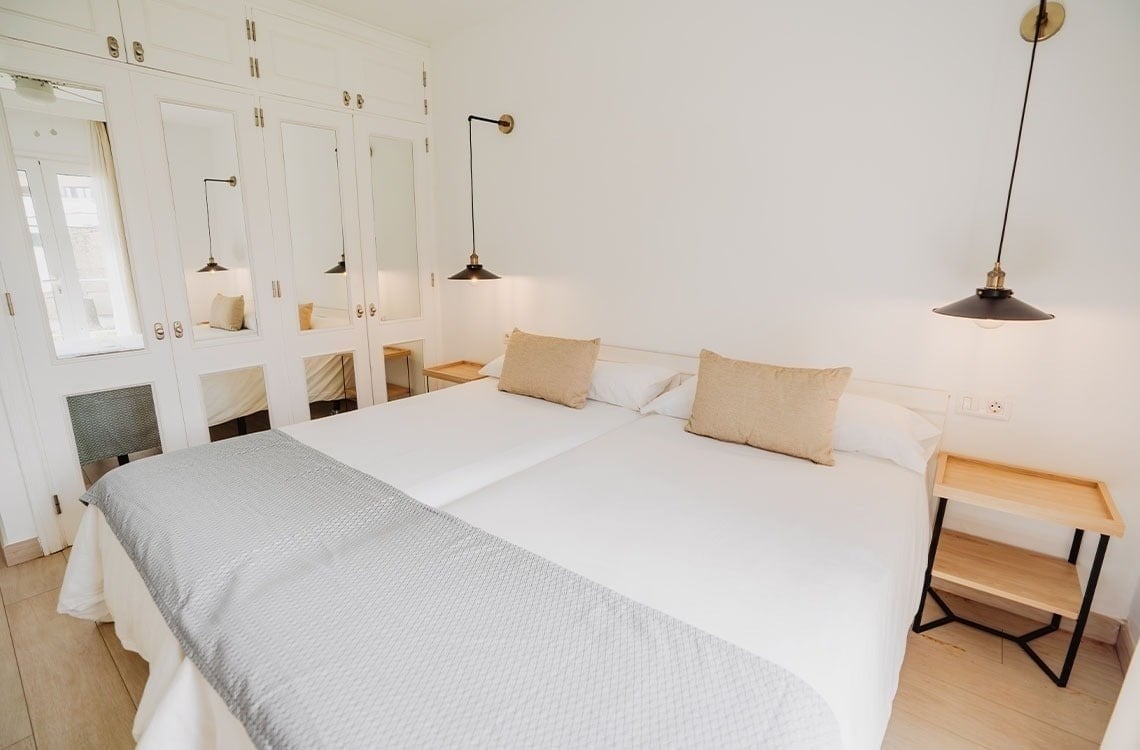 una sala de estar con un sofá y una televisión