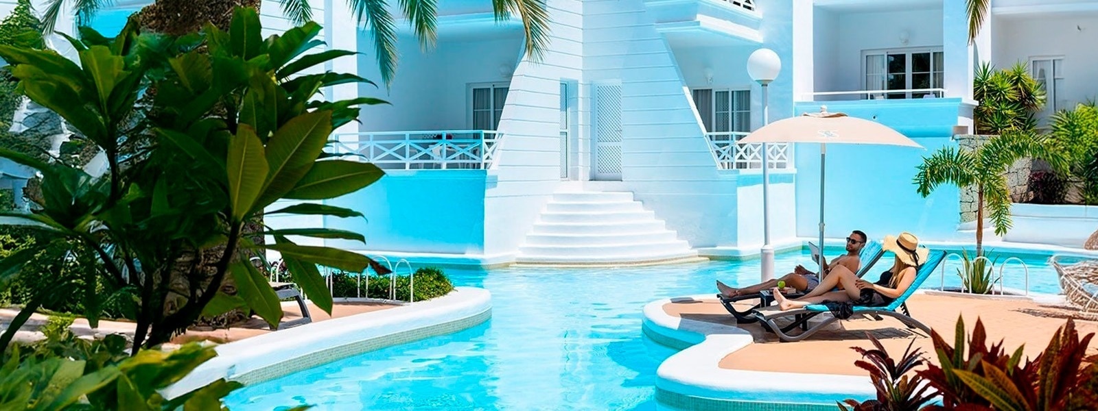 un sombrero y gafas de sol en el volante de un coche