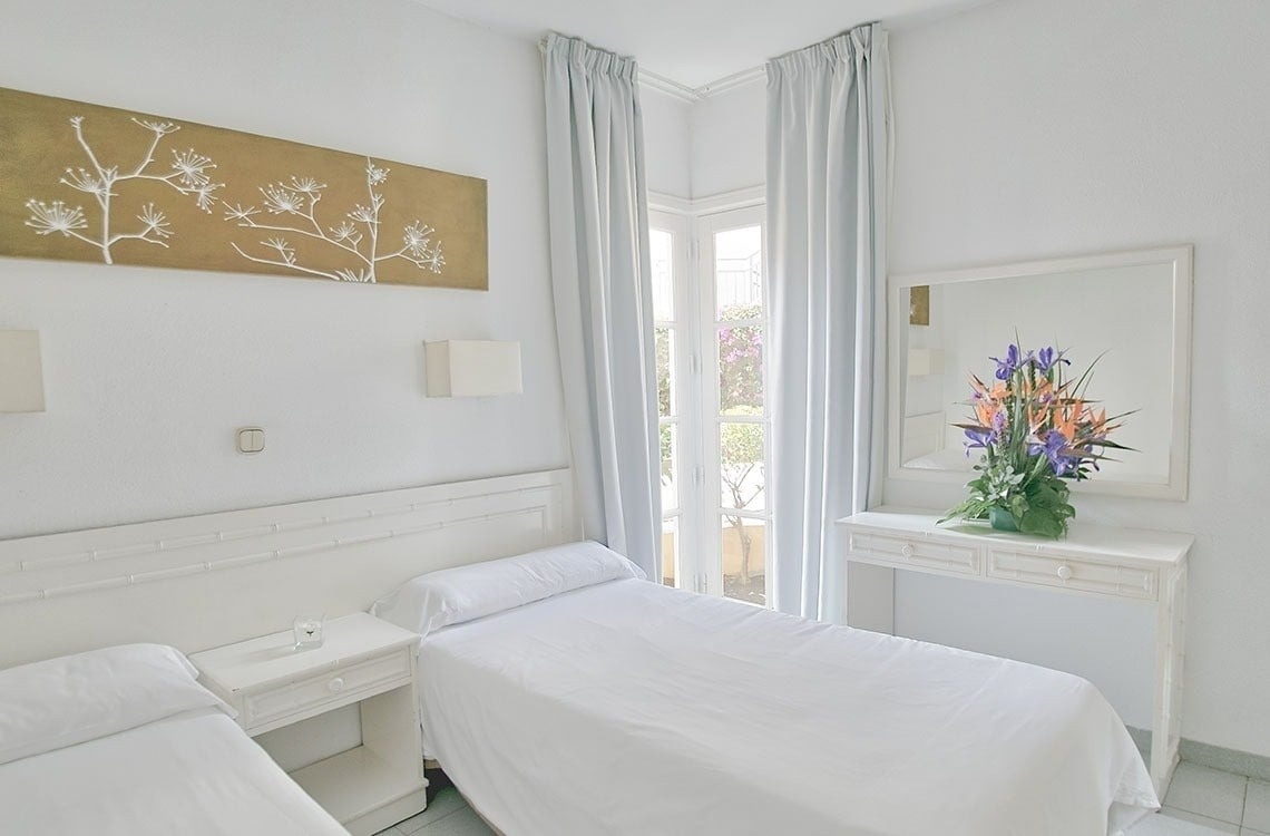 una sala de estar con un sofá y una televisión