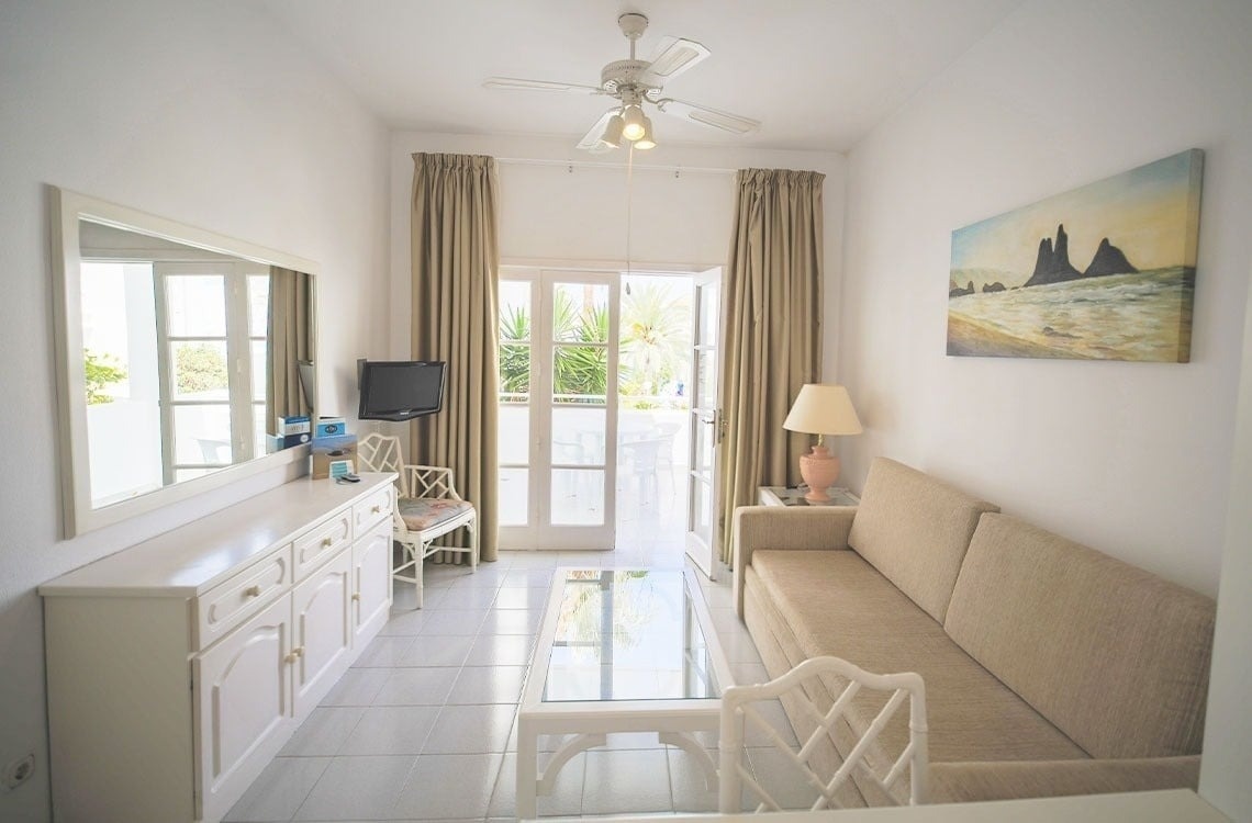 una sala de estar con un sofá y una televisión