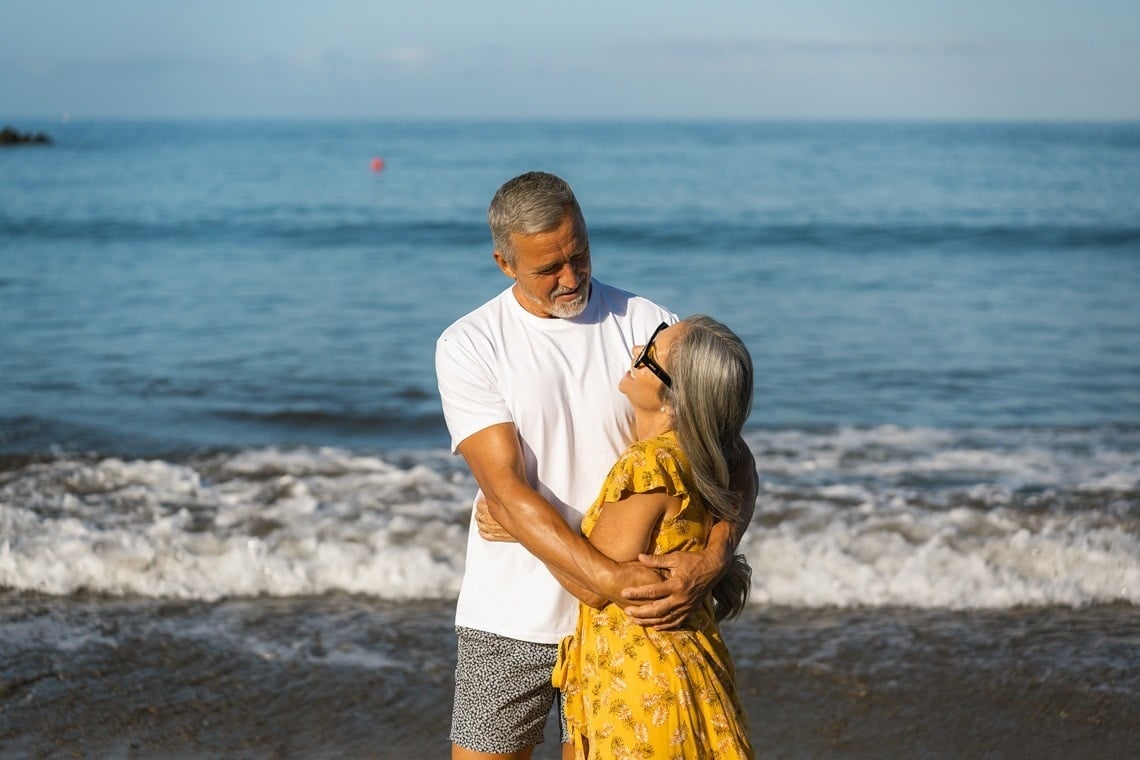 un hombre y una mujer nadan en una piscina