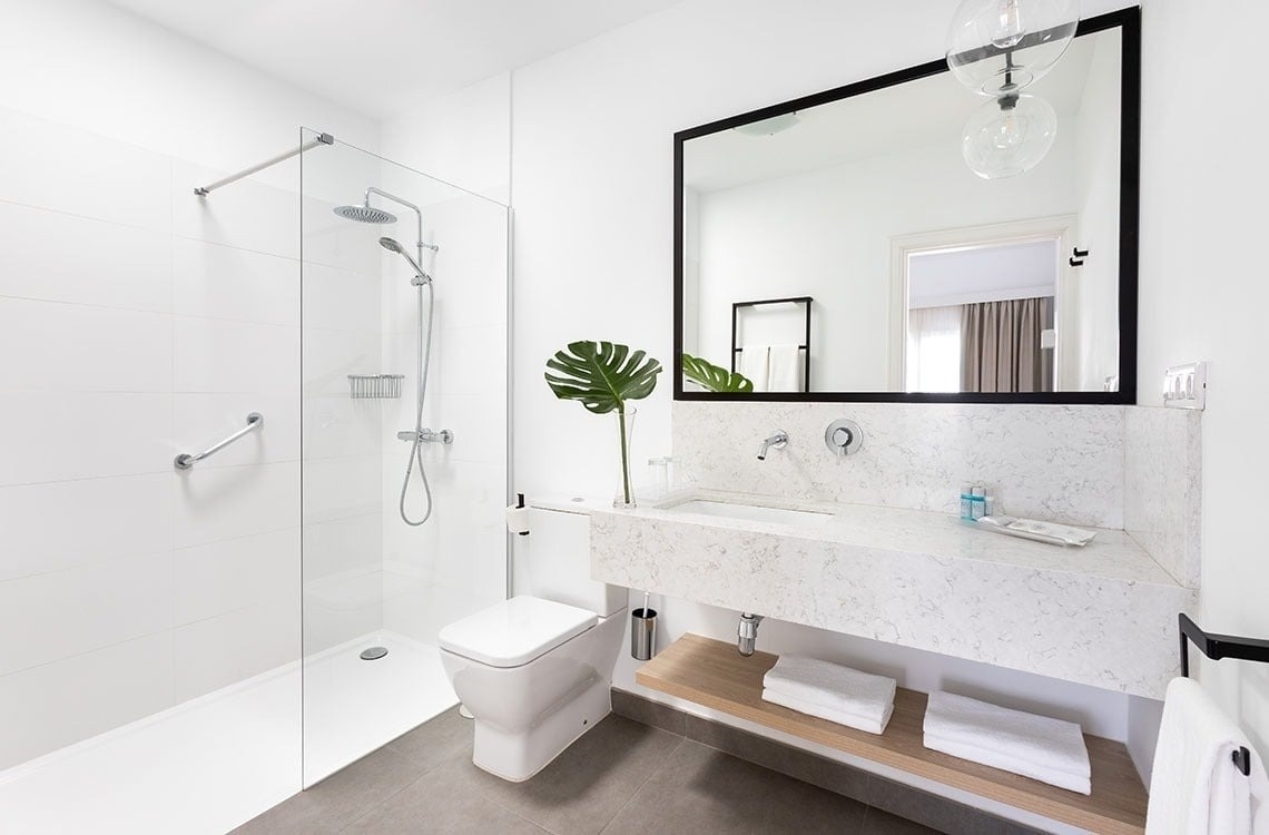 un baño con inodoro , lavabo y ducha