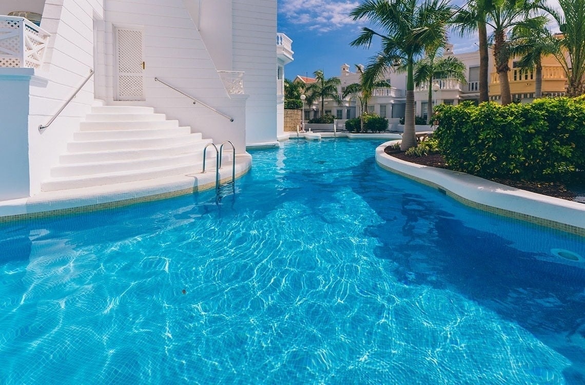 una piscina con escaleras que conducen a ella