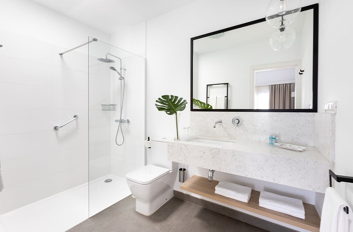 un baño con inodoro , lavabo y ducha