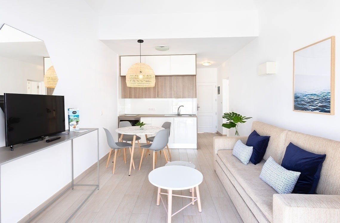 una sala de estar con un sofá y una televisión