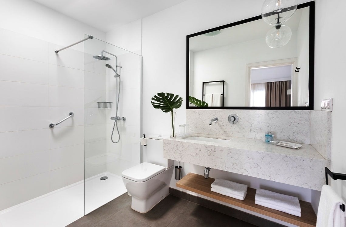 un baño con inodoro , lavabo y ducha