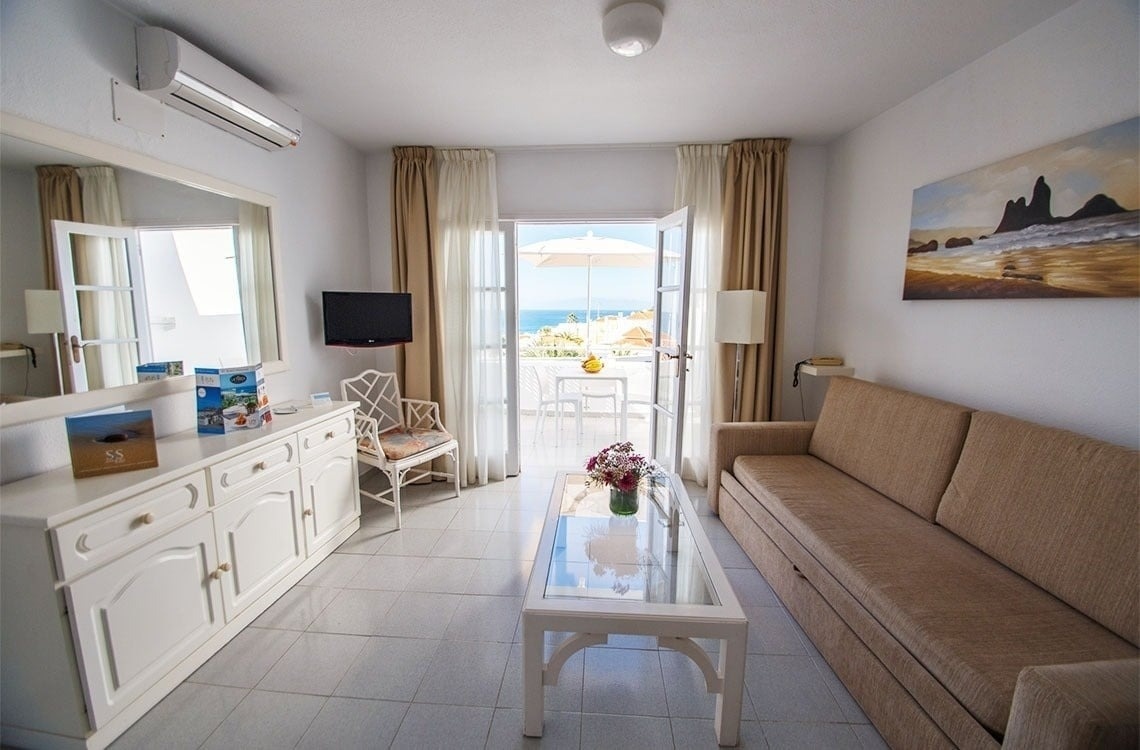 una sala de estar con un sofá y una televisión