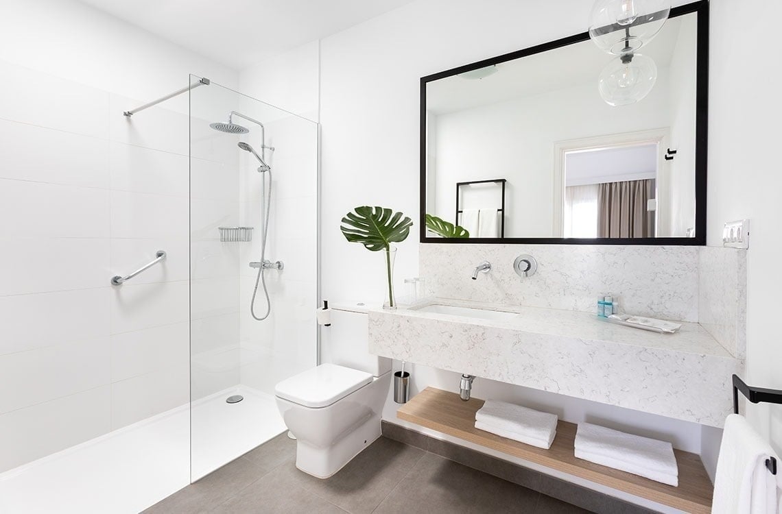 un baño con inodoro , lavabo y ducha