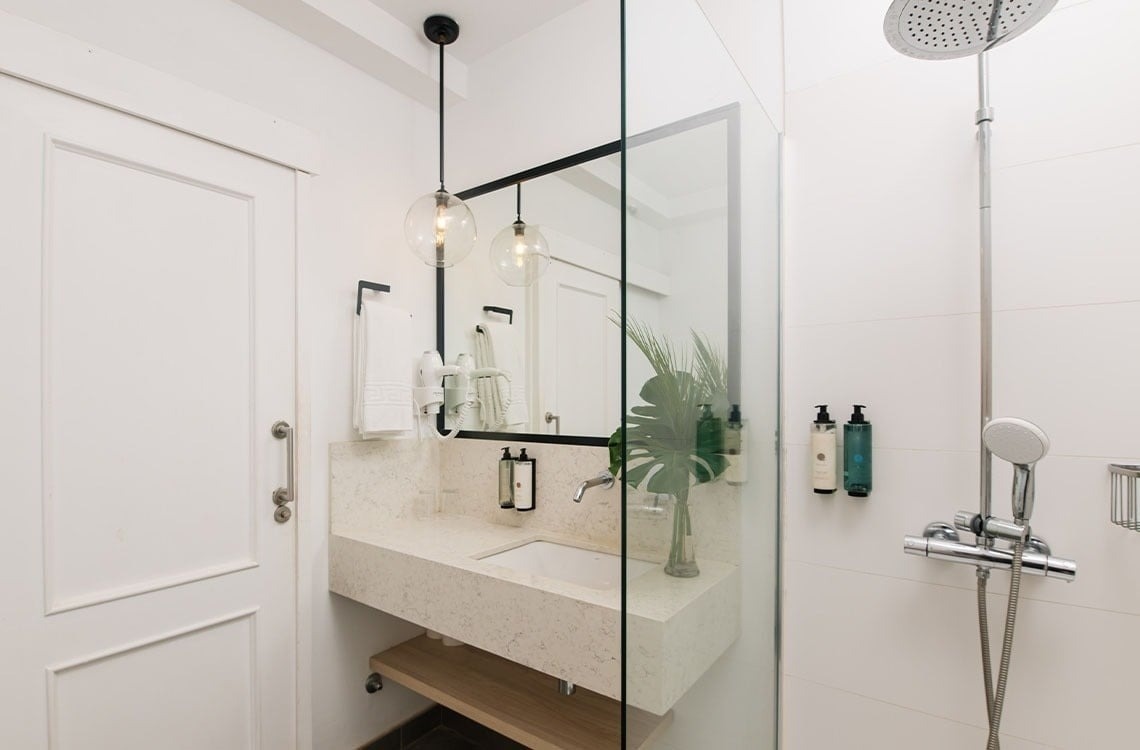 un cuarto de baño con un lavabo y una ducha