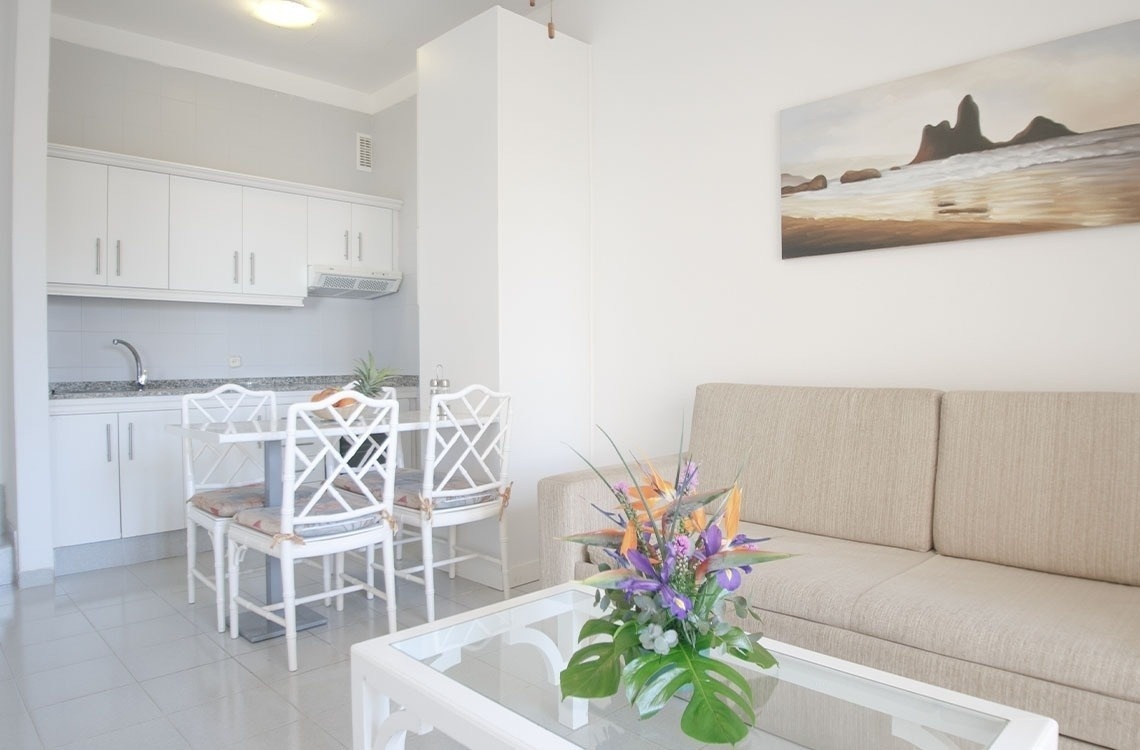 una sala de estar con un sofá y una mesa de comedor