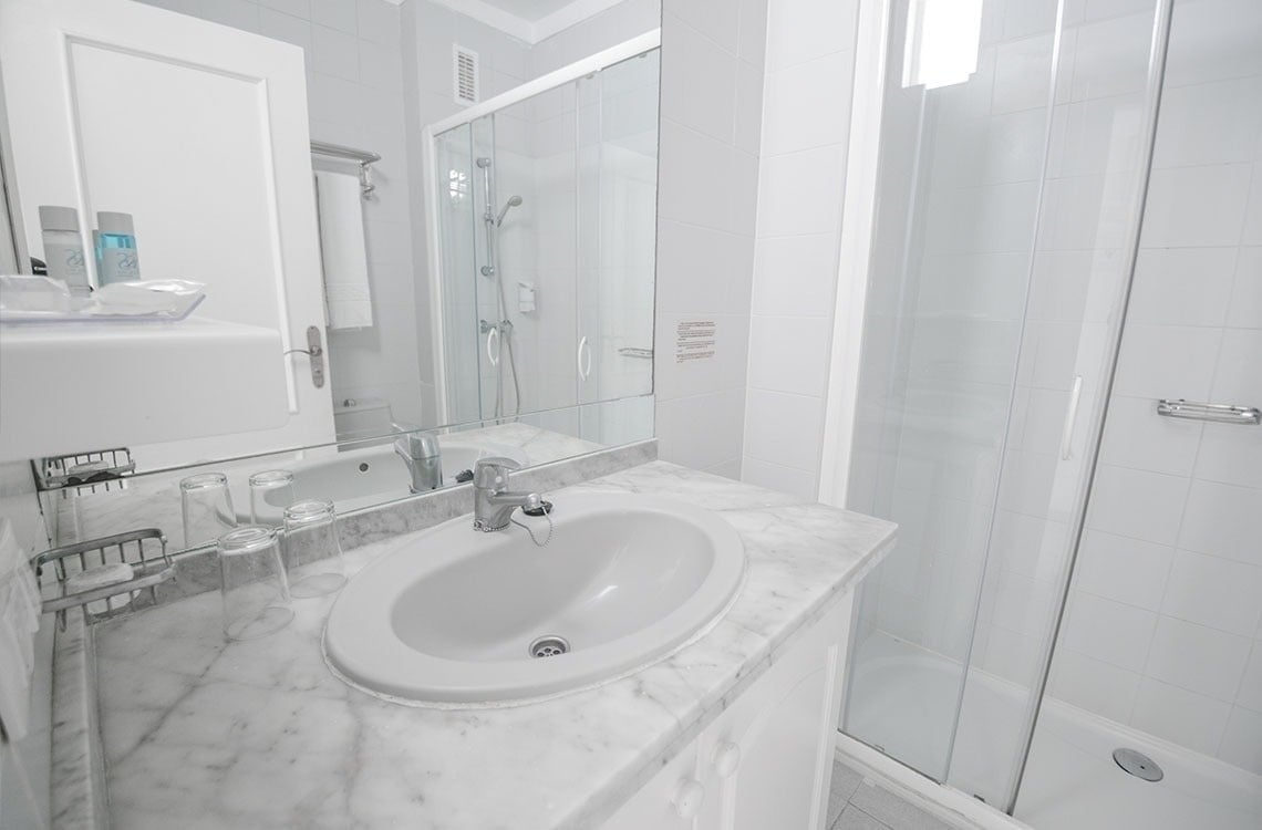 un cuarto de baño con un lavabo y una ducha