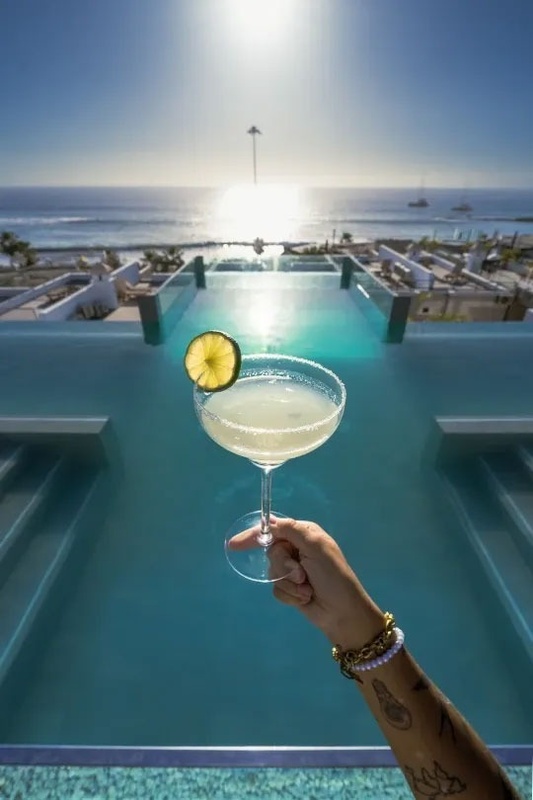 una terraza con mesas y sillas y un paraguas