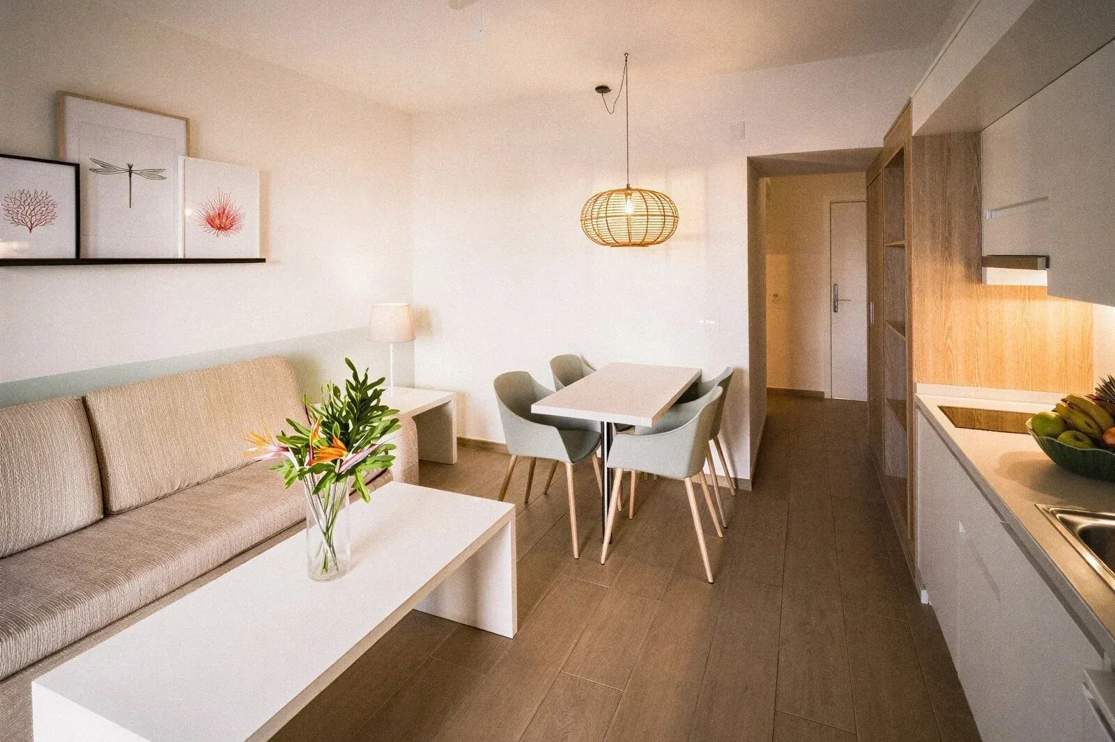 Piscina privada en Sand & Sea: Los Olivos Beach Resort, con zona de relax.