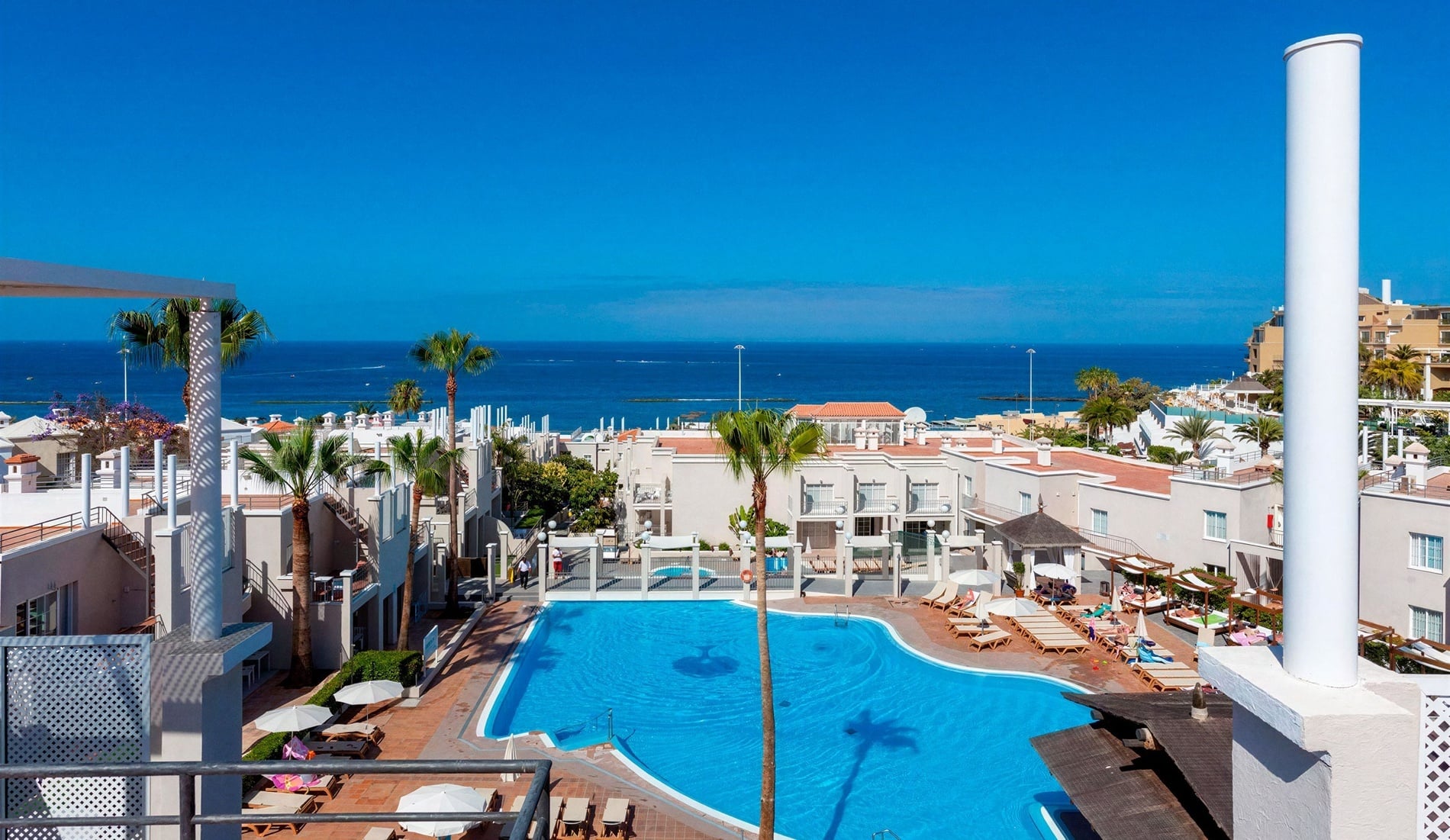 un hombre y una mujer nadan en una piscina