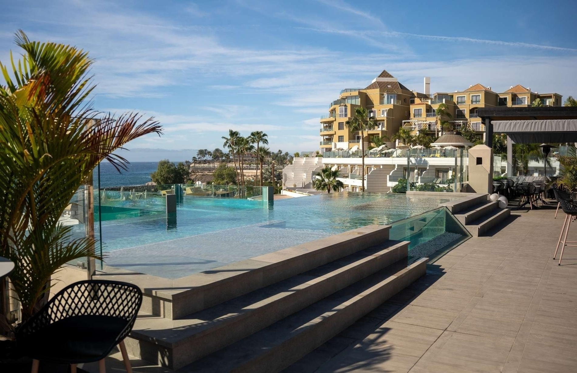 una mujer se sienta en un flotador en una piscina