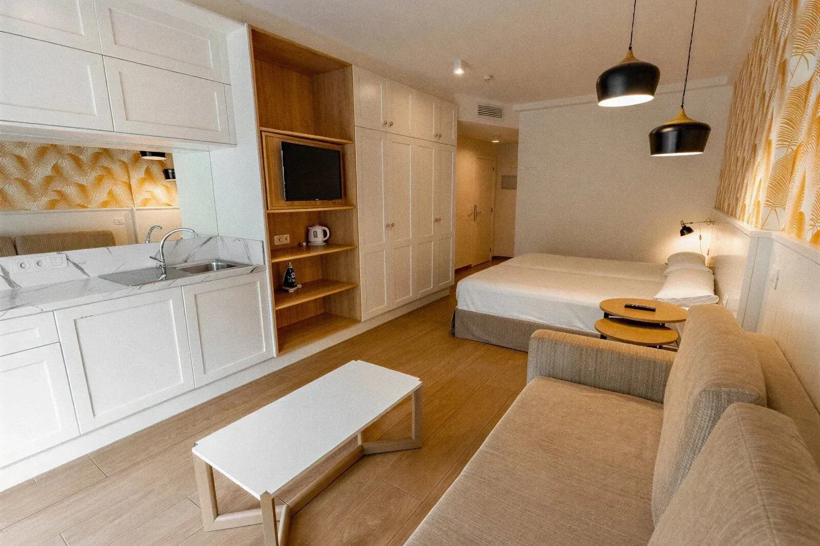 Piscina privada en Sand & Sea: Los Olivos Beach Resort, con zona de relax.