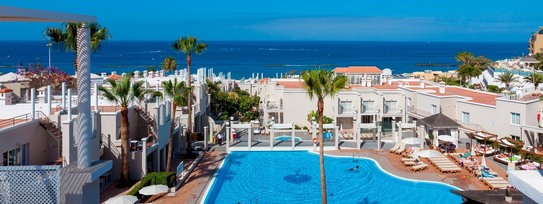 un hombre y una mujer nadan en una piscina