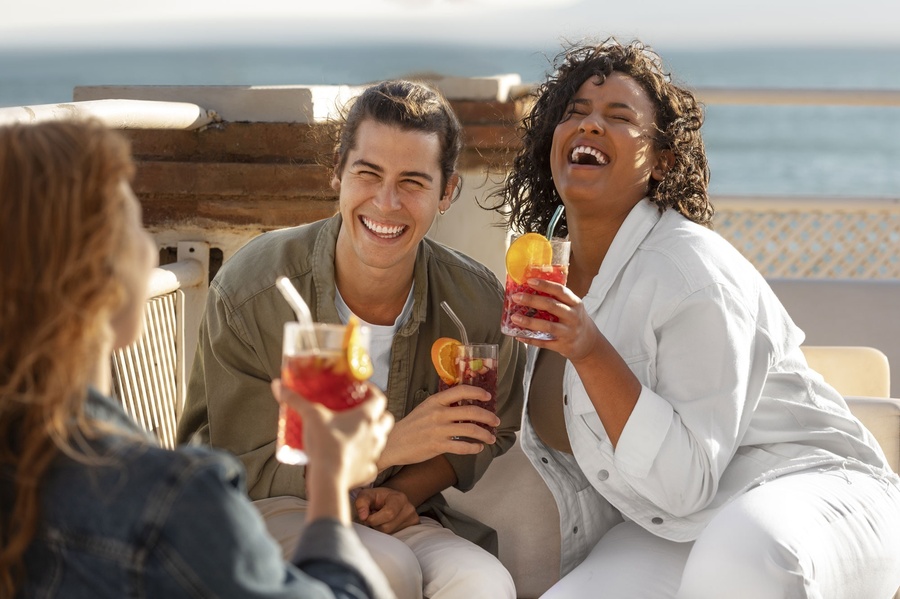 un chef prepara comida en un restaurante con mesas y sillas
