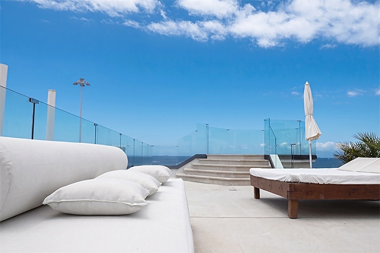 Relax en Sand & Sea: Los Olivos Beach Resort. Terrazas, vistas al mar y sol.
