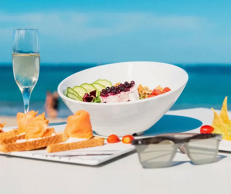 un hombre con una camisa blanca con la palabra aida en el pecho está sirviendo a una mujer con un sombrero de paja