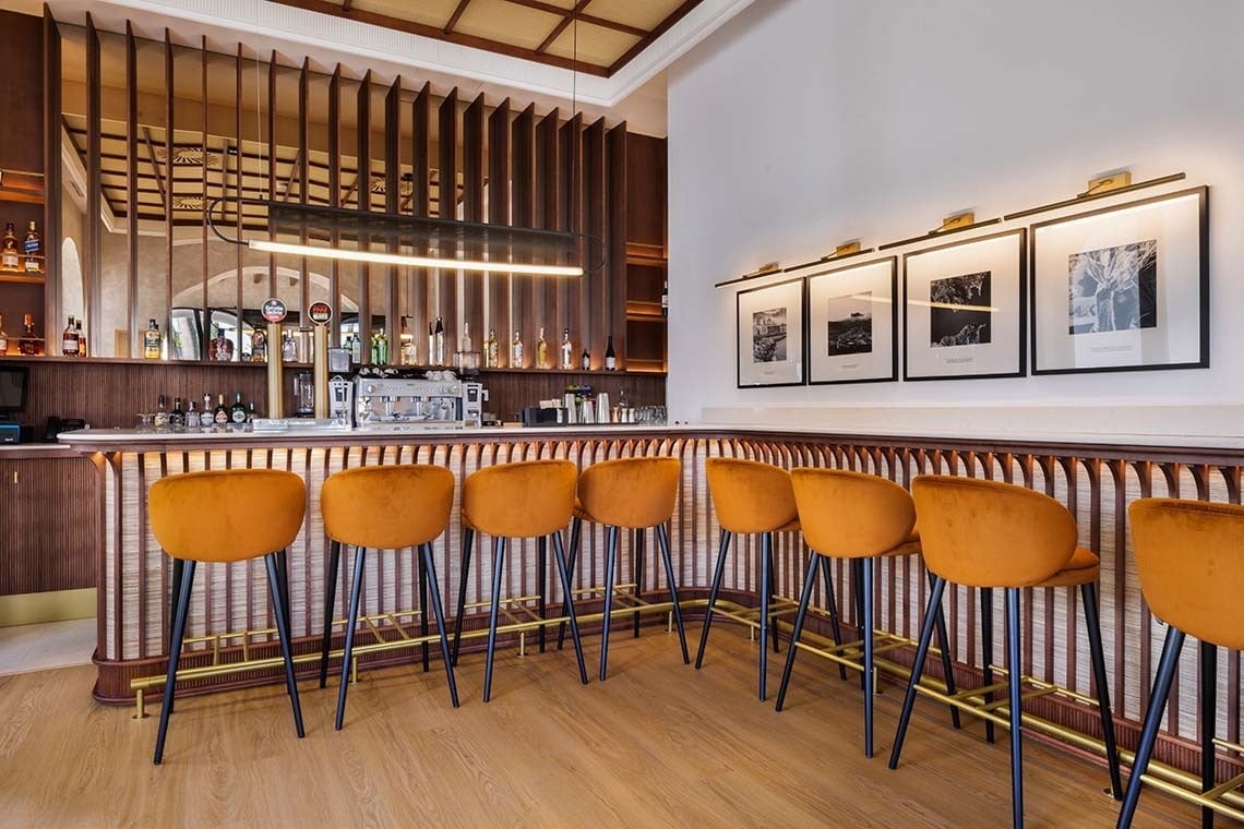 un plato de comida con un trozo de carne y tomates