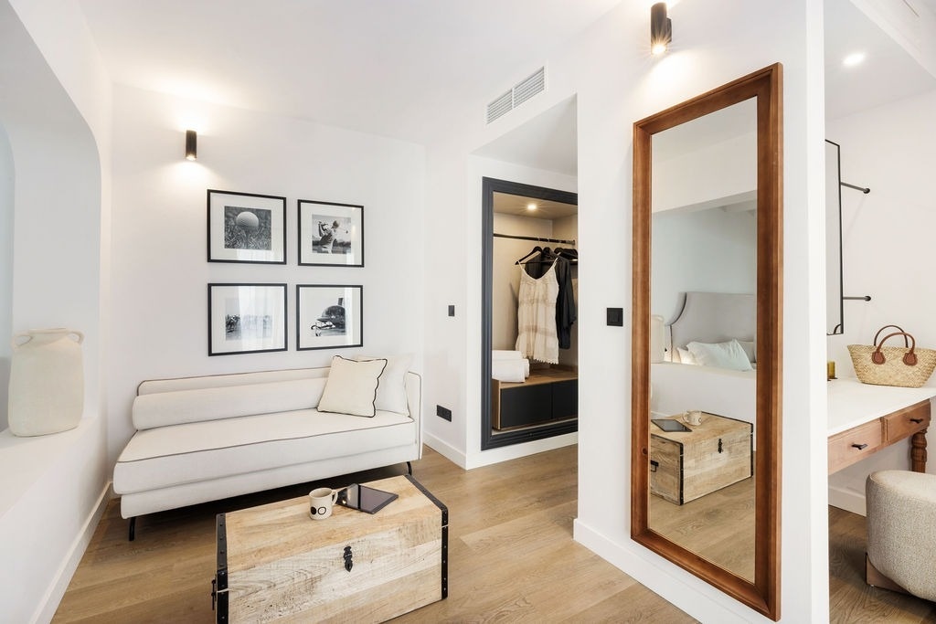 un cuarto de baño con un lavabo y un espejo