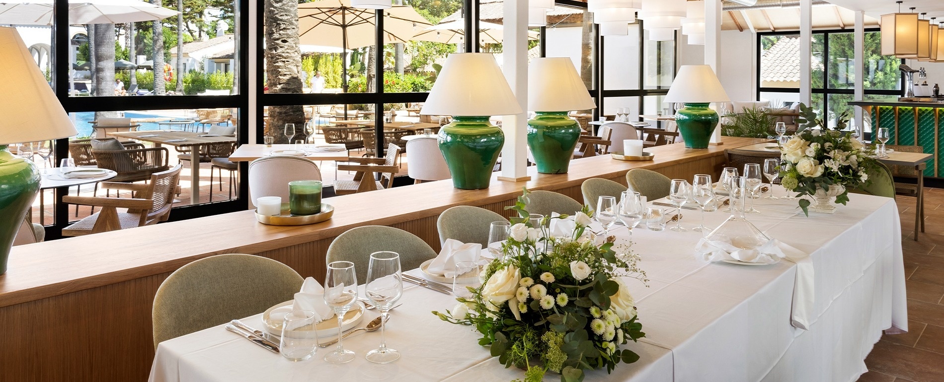 un grupo de personas sostiene copas de vino para brindar